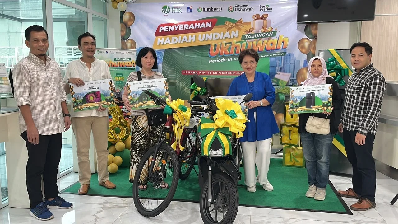 Foto: Para pemenang Tabungan Ukhuwah Periode ke 3, BPR Syariah Harta Insan Karimah.